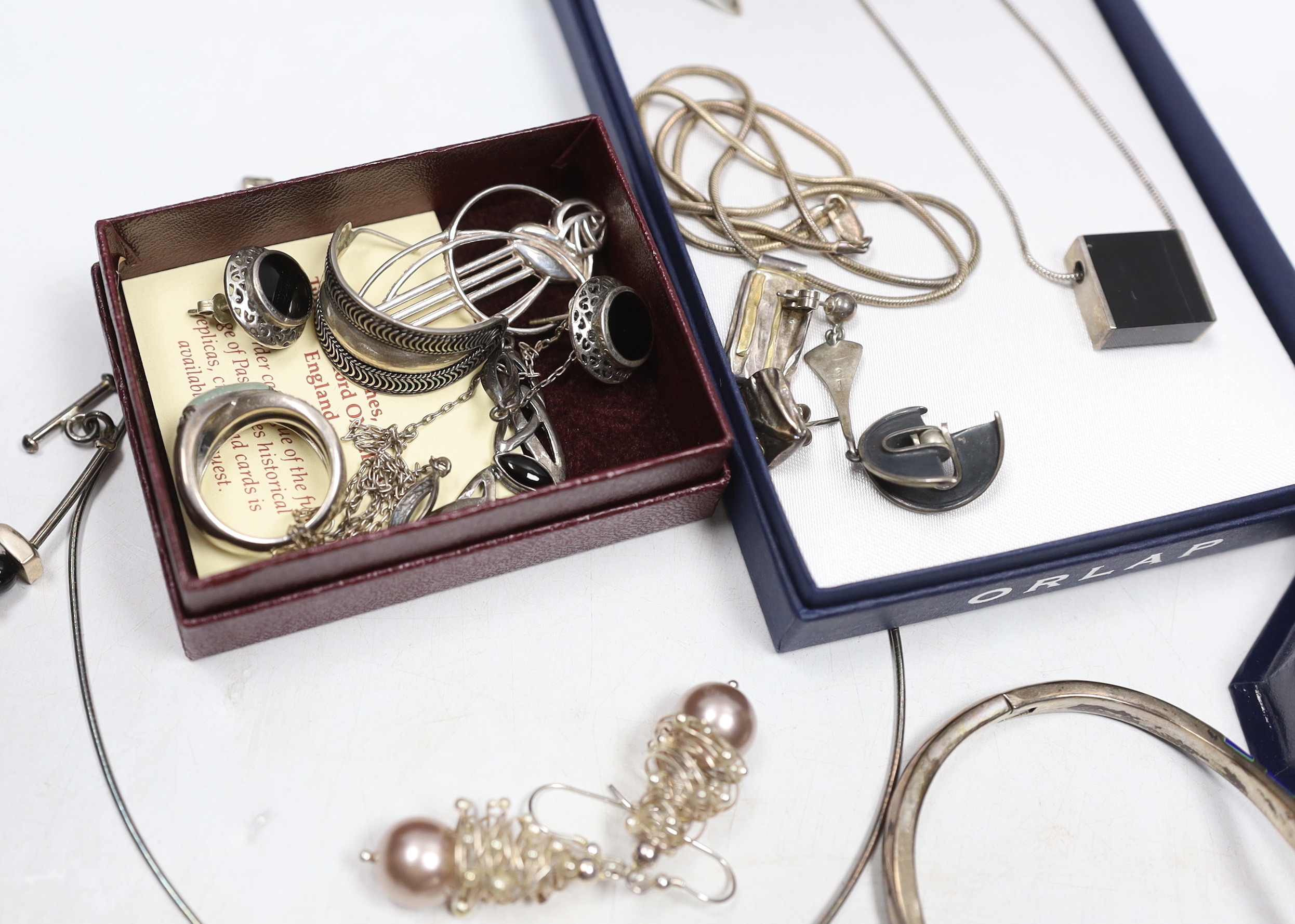 Contemporary silver, 925 and other white metal jewellery including necklace and matching bracelet, earrings, rings, bracelets, etc.